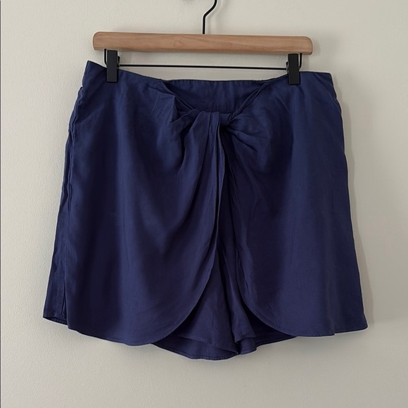 Anthropologie Hei Hei Leia Tie Knot Shorts Twist Front Navy Linen Blend Size M - Picture 2 of 10